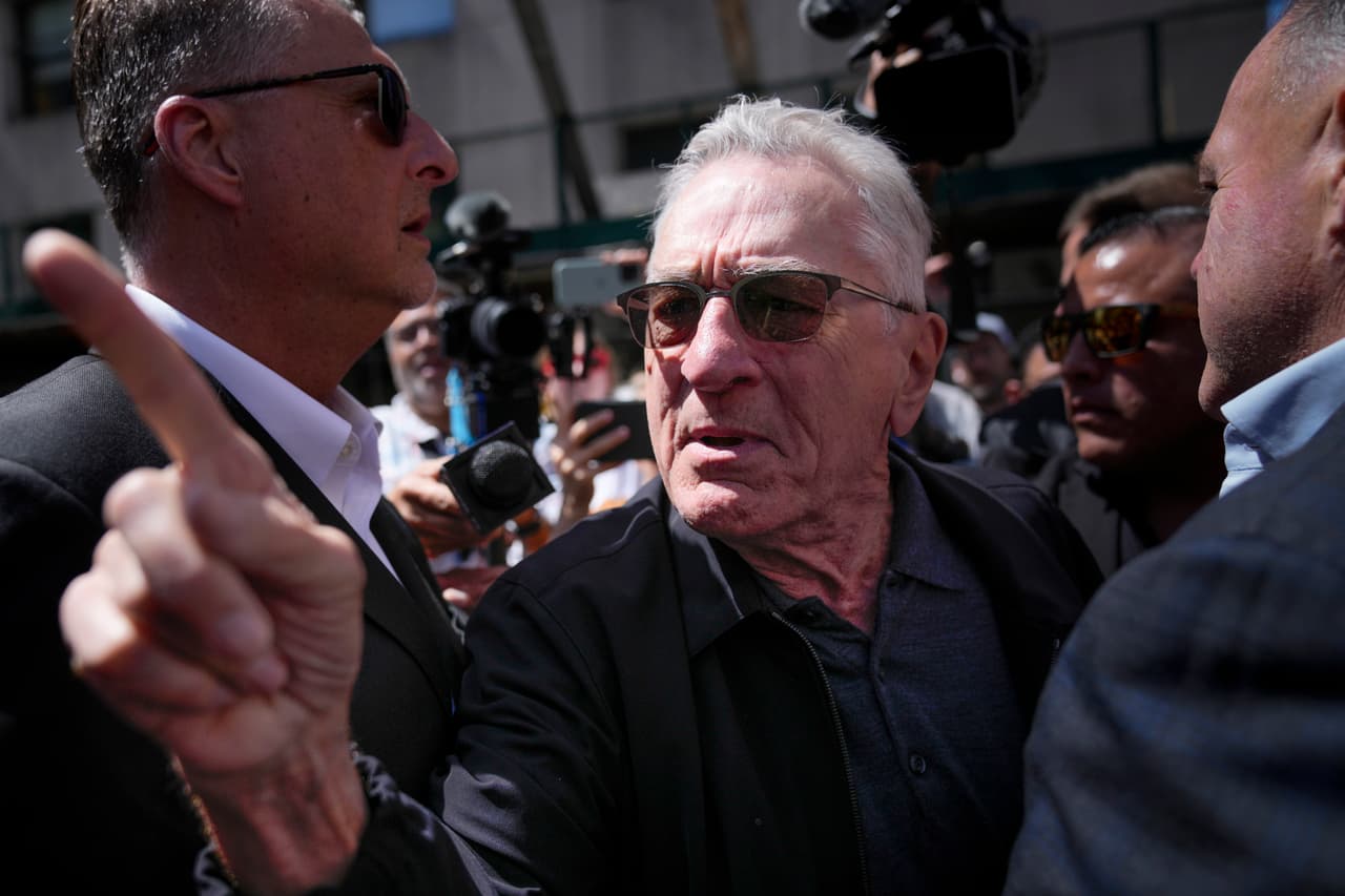 Robert De Niro, centro, discute con un seguidor del expresidente Donald Trump después de hablar con los periodistas en apoyo del presidente Joe Biden frente al Tribunal donde se lleva adelante el juicio penal contra Trump en Nueva York, el martes 28 de mayo de 2024.