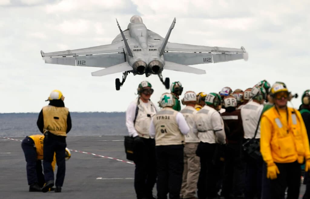 Trump dice que EEUU podría hablar con Venezuela, mientras un enorme portaaviones llega al Caribe