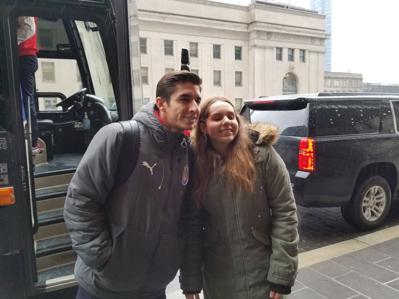 Fanáticos llegaron al sitio donde Chivas de Guadalajara se hospeda para apoyar a los jugadores previo al partido de ida de la final contra Toronto FC en la Liga de Campeones de Concacaf.