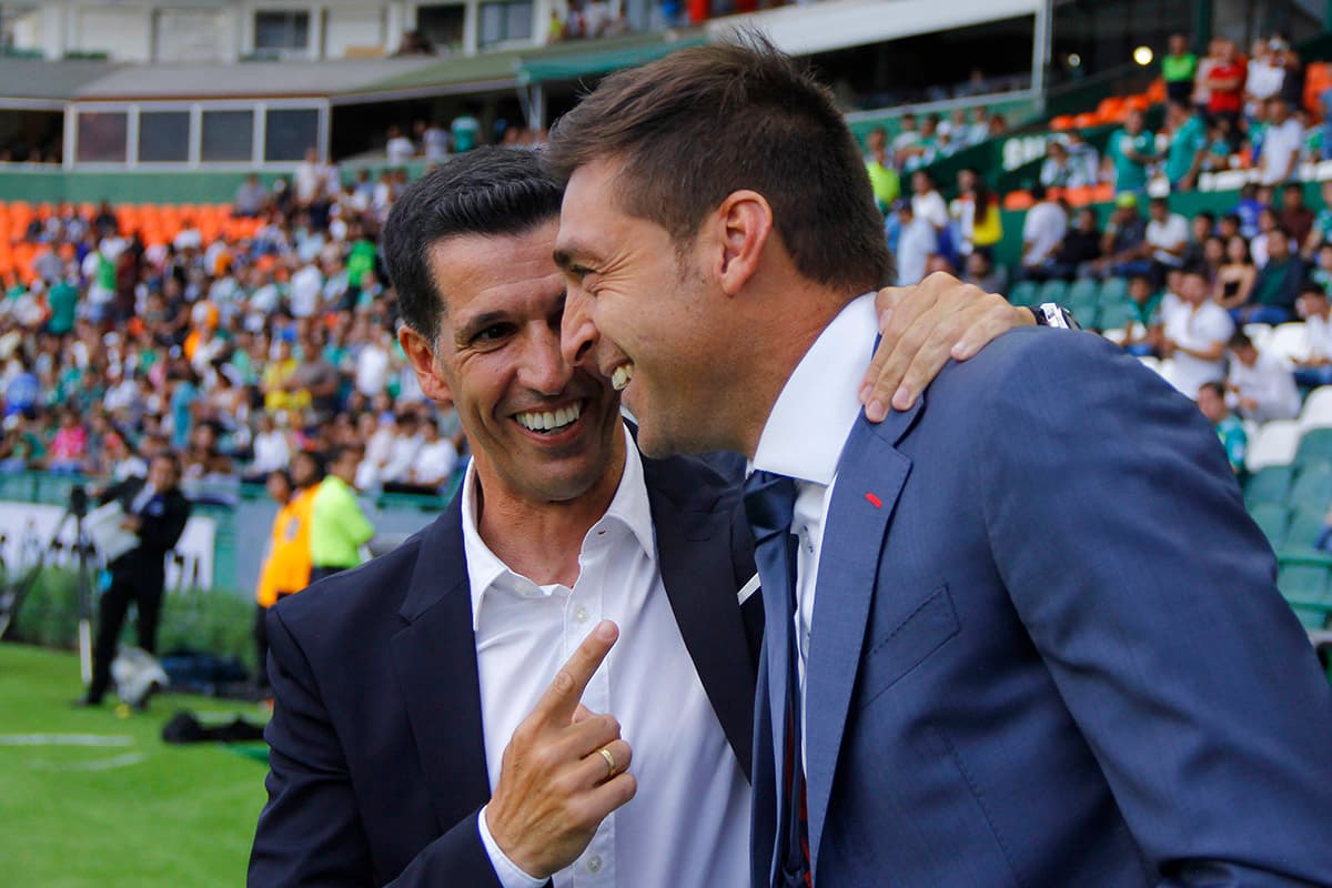 Los técnicos Gustavo Díaz y Diego Alonso se saludan antes del inicio del juego.