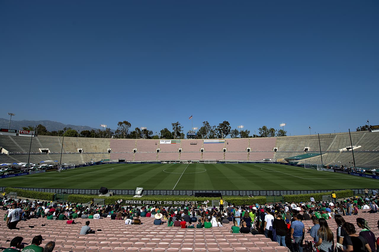 La selección mexicana realizó su último entrenamiento previo al juego ante el combinado de Gales a puerta abierto en el Rose Bowl, donde cientos de aficionados pudieron disfrutar y ver a sus futbolistas favoritos.