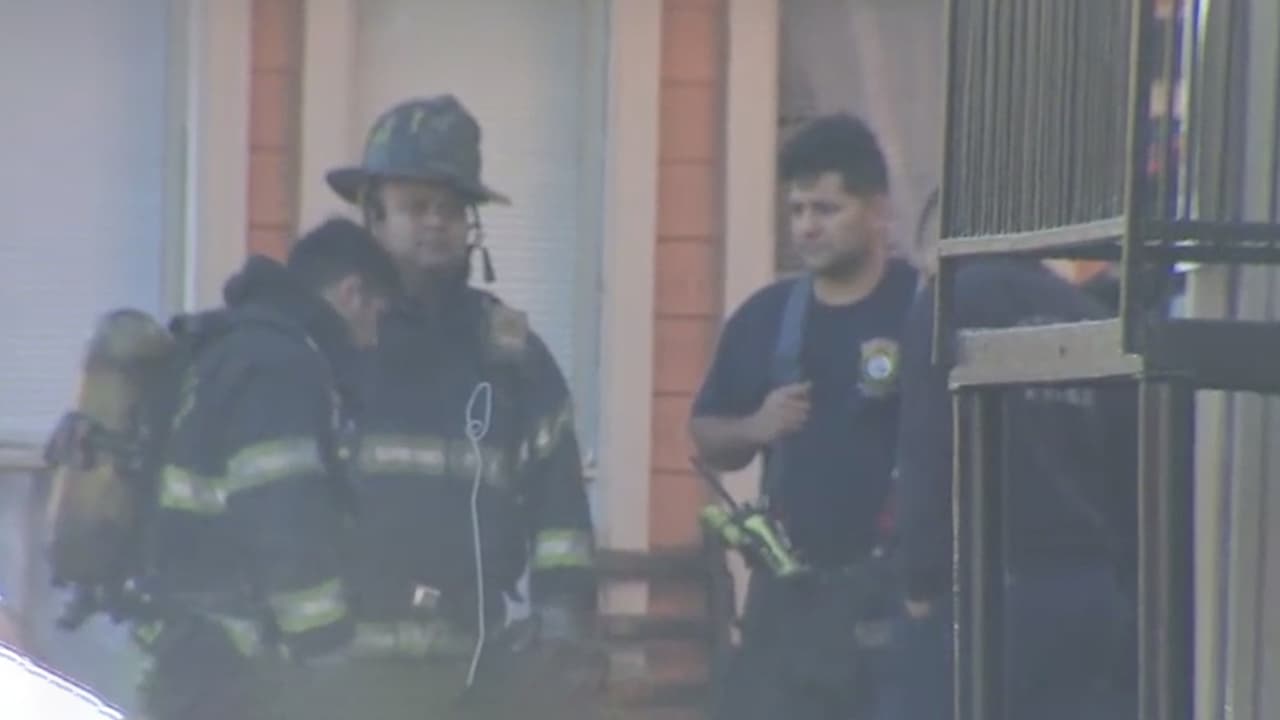 Los equipos de rescate llegaron al lugar y actuaron rápidamente intentando sofocar el fuego.