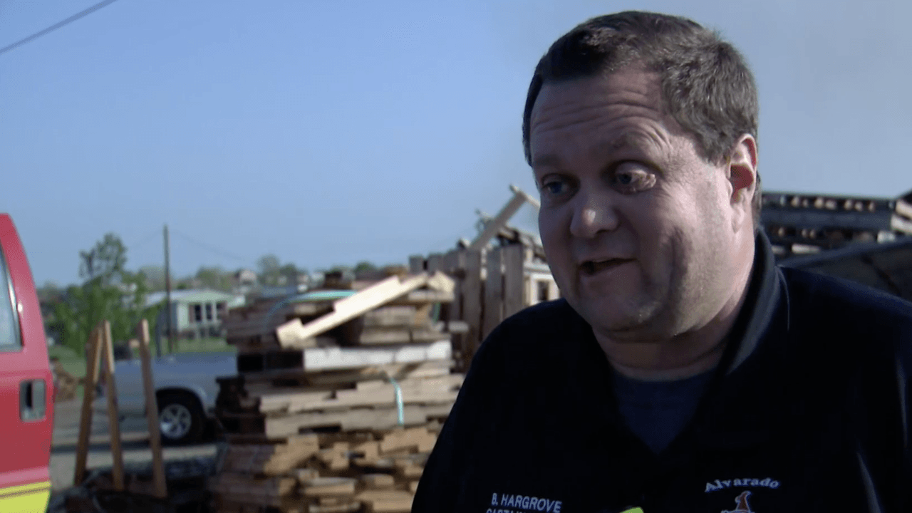 Brad Hargrove, capitán del Departamento de Bomberos en Alvarado, contó que un tornado afectó las instalaciones de su cuartel.
<br>
<br>“Como el comandante, tuve que decirle al grupo de bomberos que tenían que buscar refugio, mientras esperábamos el tornado se terminara”, cuenta un bombero.