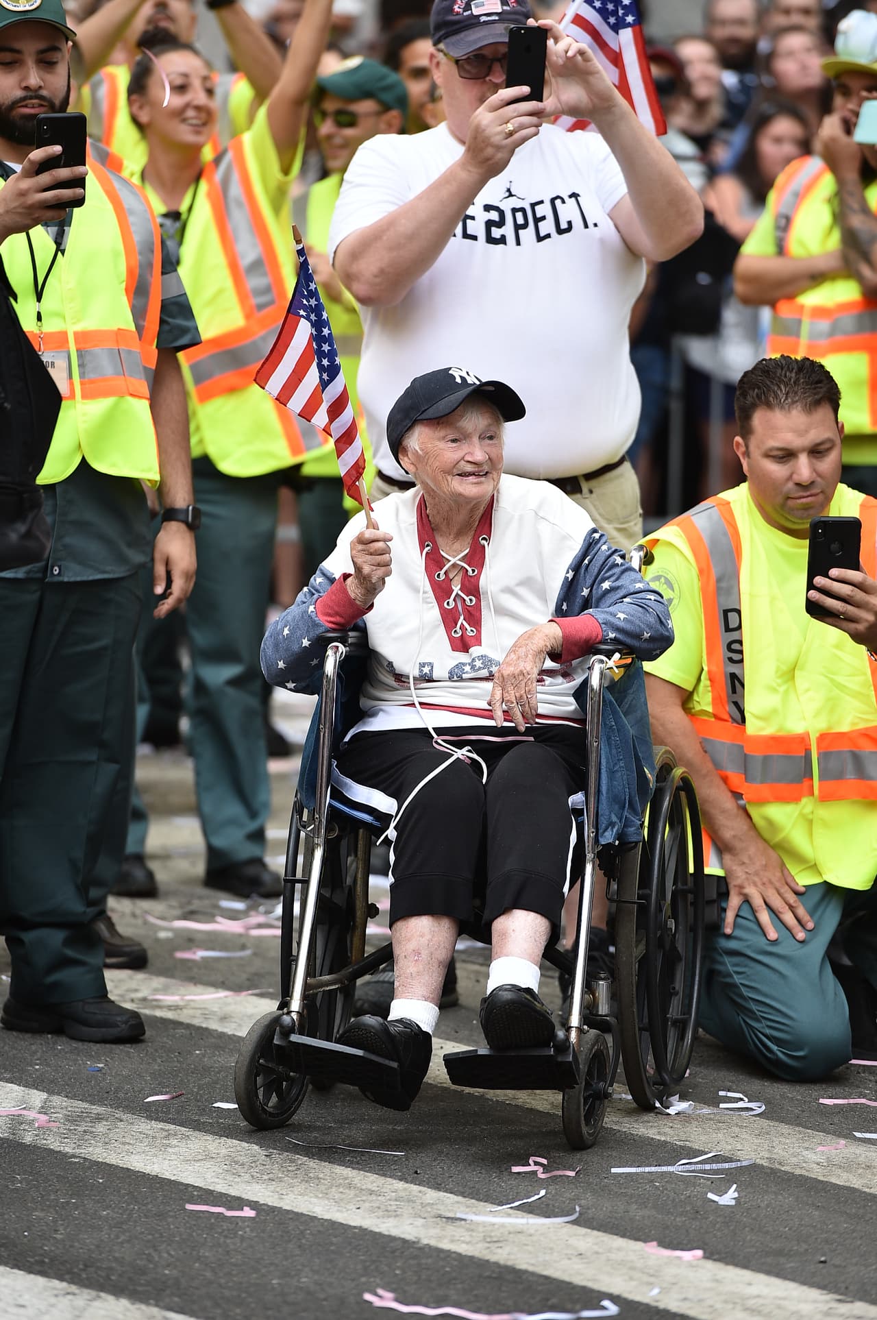 Megan Rapinoe, Alex Morgan, Julie Ertz, Allie Long, Carli Lloyd y compañía vivieron este miércoles una jornada especial en Nueva York durante el desfile de campeonas del mundo con el Team USA. Cientos de aficionados salieron a las calles de la Gran Manzana para saludar a sus heroínas.