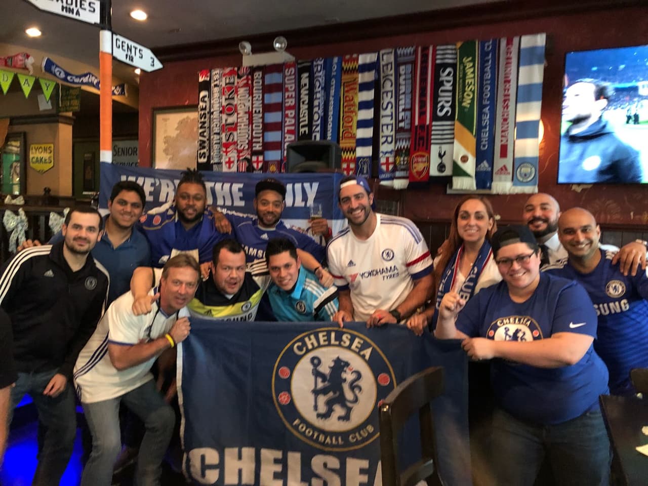 También los hinchas del Chelsea en Estados Unidos llegaron en La Palapa Hondureña en Miami, para apoyar al equipo en el juego de vuelta de octavos de final contra Barcelona en Champions League.