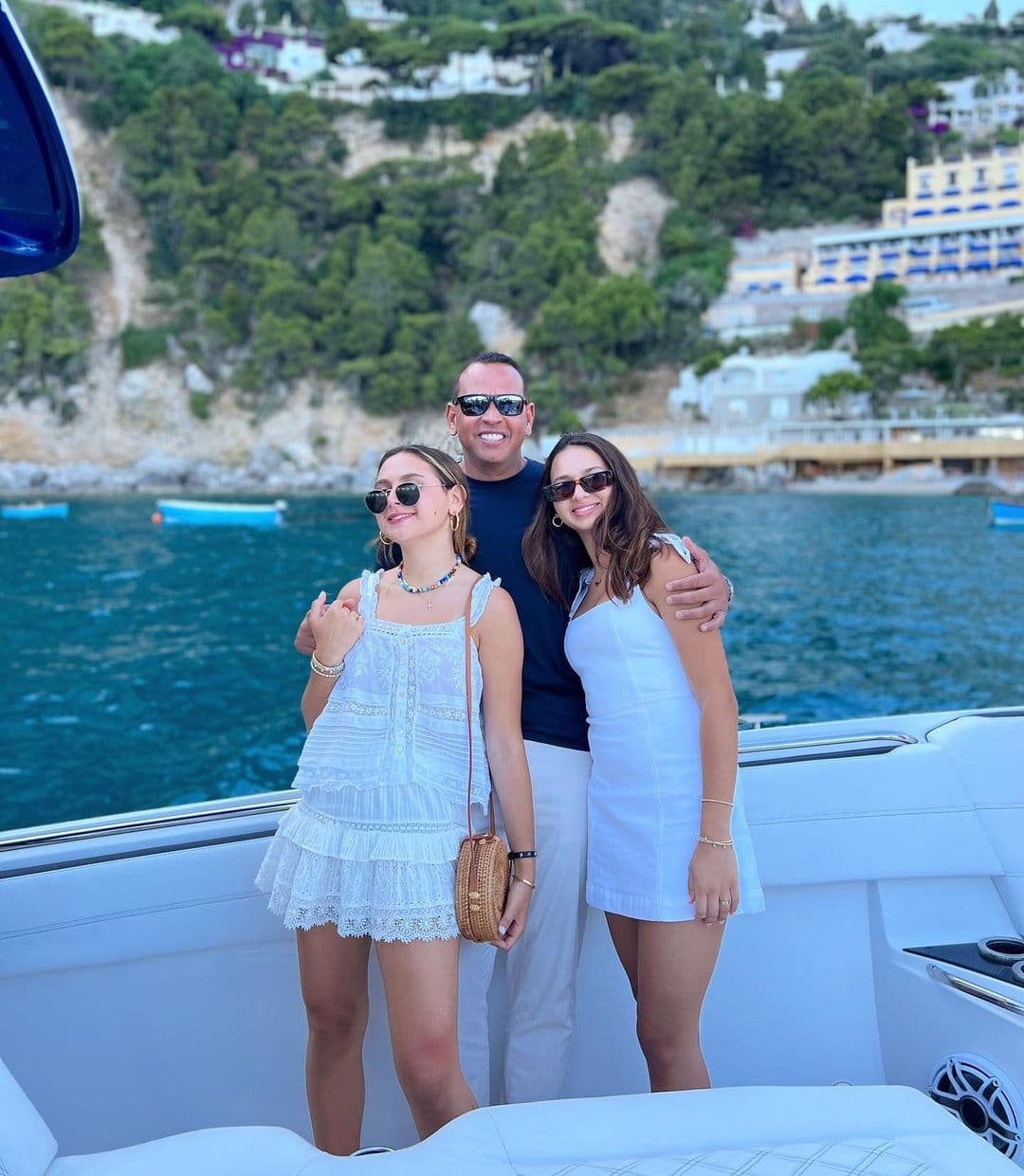 Cabe mencionar que el ex de JLo no viajó a la Isla de Capri, Italia, solo con la joven, sino que también lo acompañaron sus dos hijas, Natasha y Ella.