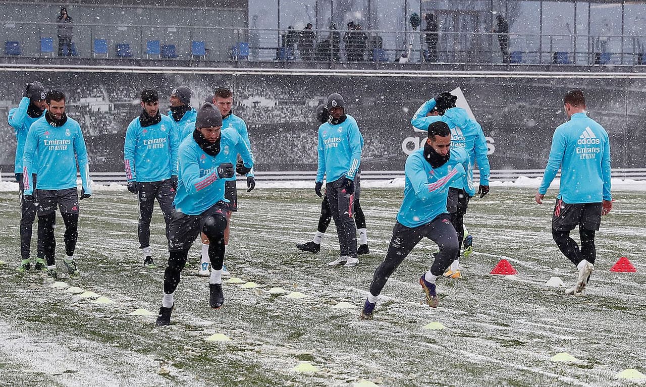 El Real Madrid preparó su próximo duelo contra Osasuna entrenando en la Ciudad Real Madrid bajo una tremenda nevada.