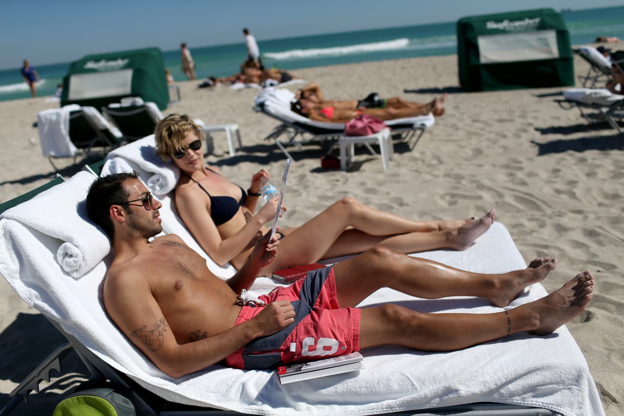 Para muchos en el país e incluso en el mundo, Miami puede ser sinónimo de sol, playa, vacaciones y fiesta. Pero la ciudad parece no ser tan generosa con los de casa. Y es que, según un informe reciente, mucha gente vive estresada. En la foto una pareja disfrutando de South Beach.