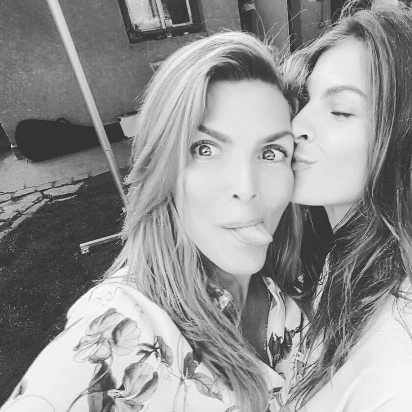 La primera vez que posaron juntas para una revista fue para Vanity Fair México, donde Oliver declaró para la portada: “Me piden que salga del armario, pero no tengo por qué hacerlo”.