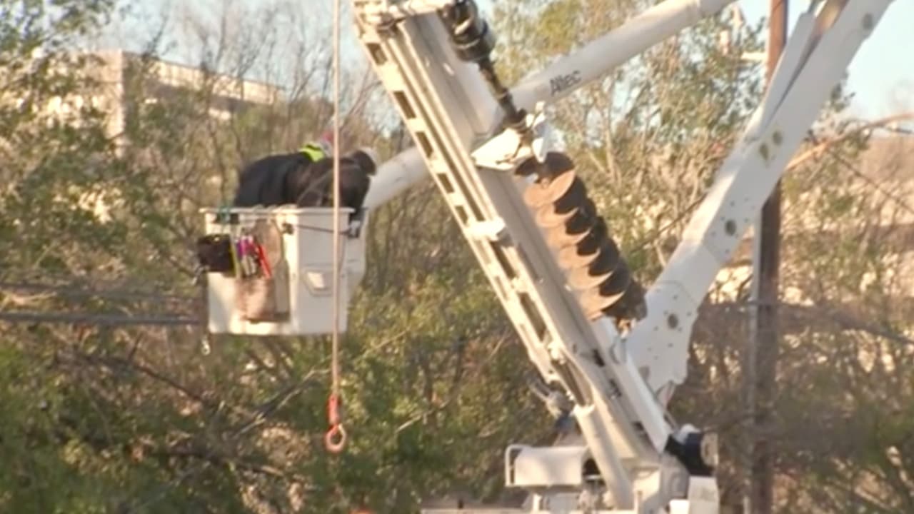 Trabajadores de CenterPoint Energy acudieron a reparar el cableado eléctrico la mañana del viernes.