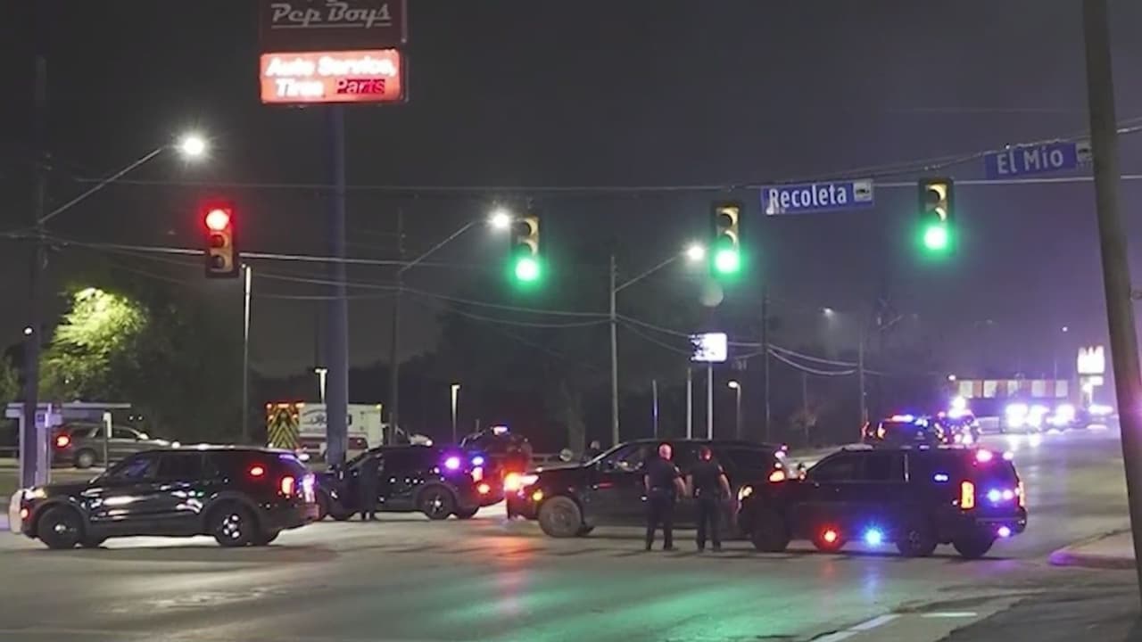 Según las autoridades, un centro nocturno tenía
<b> una oficina en la parte trasera presuntamente vinculada a la estructura criminal sudamericana</b>, identificada como el
<b>Tren de Aragua</b>.