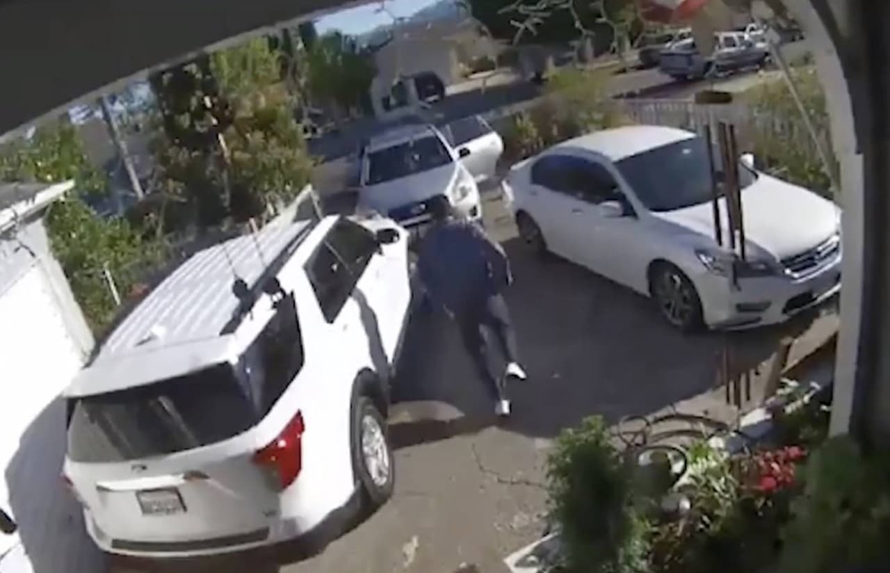 La detective del LAPD, Sharon Kim, dijo a
<a href="https://ktla.com/news/local-news/video-man-suspected-of-shooting-ex-girlfriend-in-front-of-their-young-child-outside-pacoima-home-sought-by-police/" target="_blank">KTLA</a> que Flores “tiene antecedentes penales violentos.
<b>Es un pandillero de la MS-13</b>”.