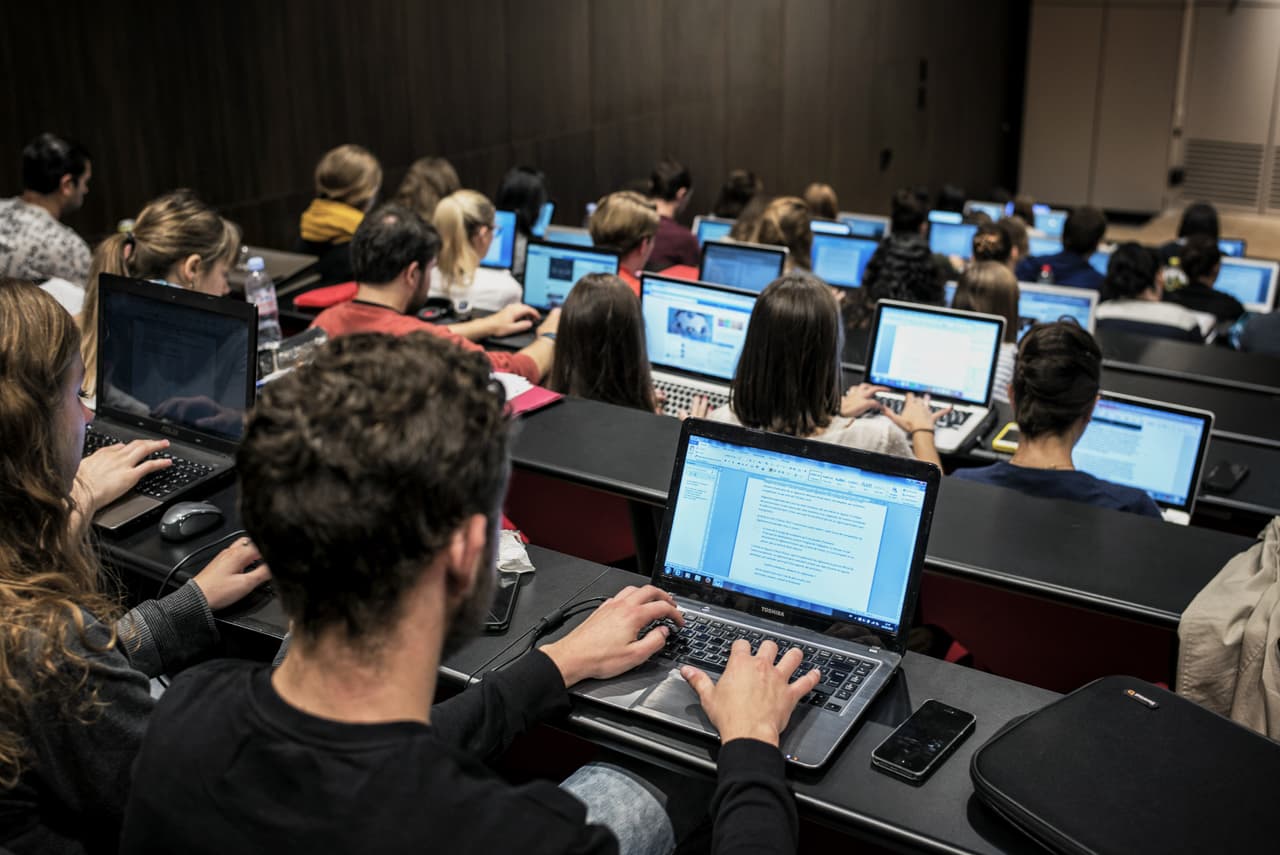 Según datos del College Board de 2010, el costo de dos años de estudio en un college comunitario ( community college) es de 2,544 dólares, mientras que el de un sólo año en una universidad puede costar mínimo 9,000 doláres.