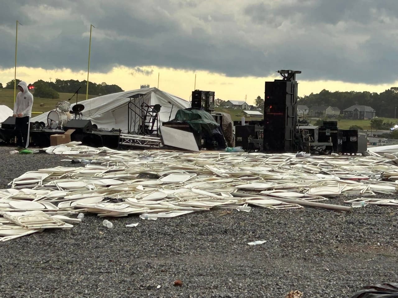 El derrumbe de una carpa en Moneta, Virginia, dejó a una persona sin vida y varias más heridas.