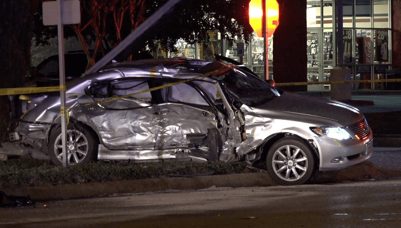 Uno de los modelos Lexus fue impactado por uno de sus lados.