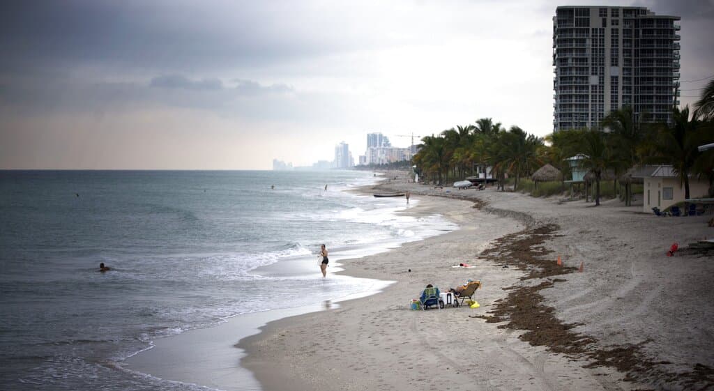 Se forma tormenta tropical Fausto frente a costa del Pacífico mientras una depresión tropical se acerca a Florida