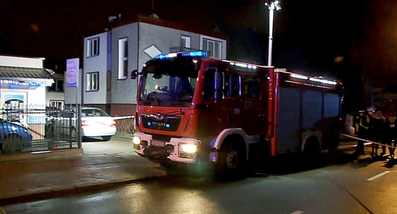 Un camión de bomberos frente al lugar donde se jugaba 'scape the room' en Koszalin, en el norte de Polonia, el 4 de enero de 2019.