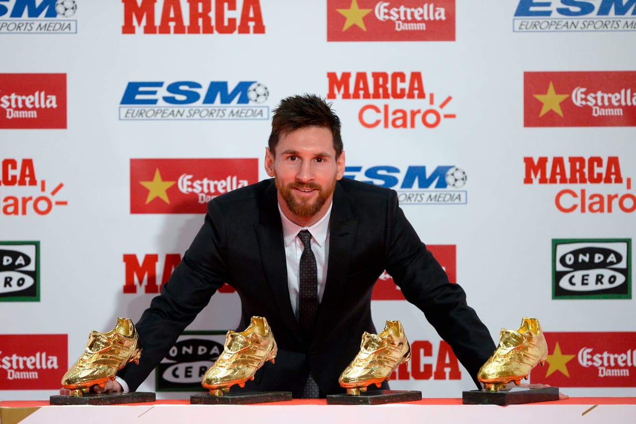 El argentino Lionel Messi, delantero del Barcelona, recibió por cuarta vez en su carrera, la Bota de Oro como máximo goleador de las Ligas Europeas, y no se pronunció sobre su renovación azulgrana.