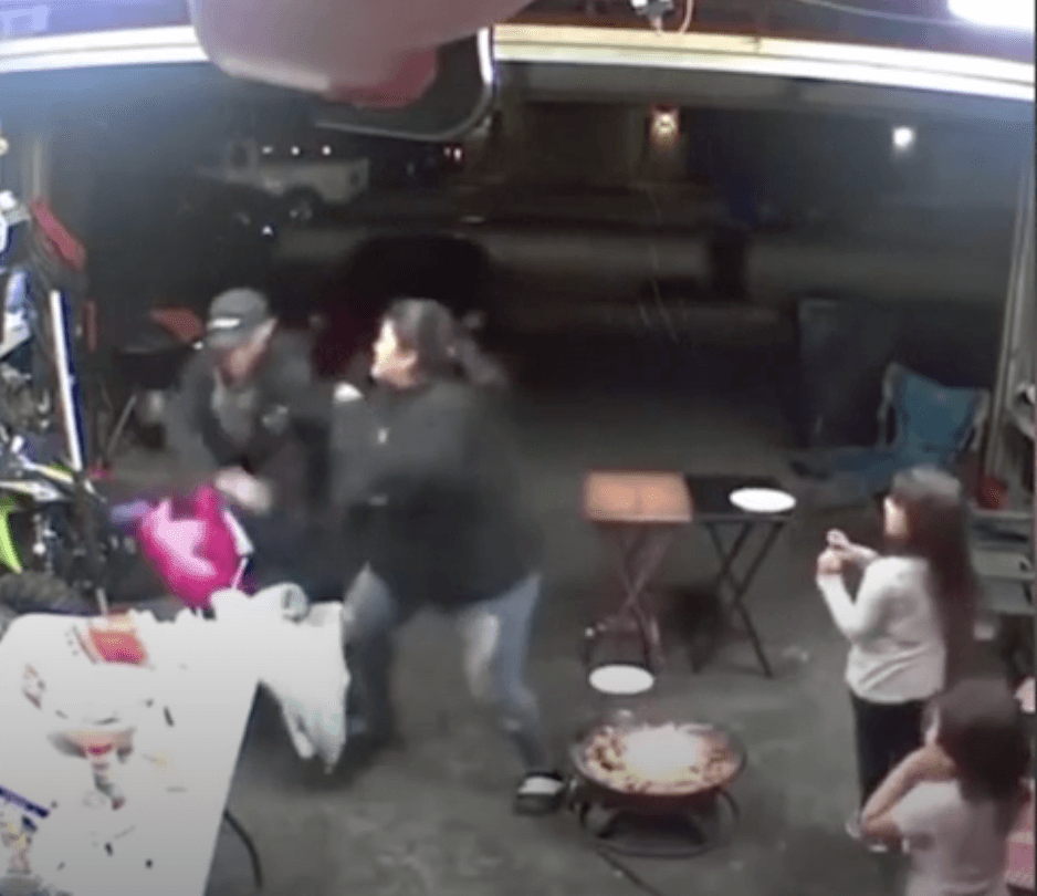 Mientras eso, sigue empujando y golpeando al intruso que fue identificado como Rasmus Peter Rasmussen.