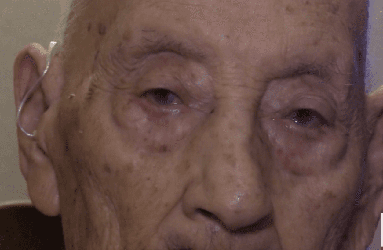 Don Luis tiene 100 años y vive en un pequeño apartamento junto a su esposa Dora, de 83.