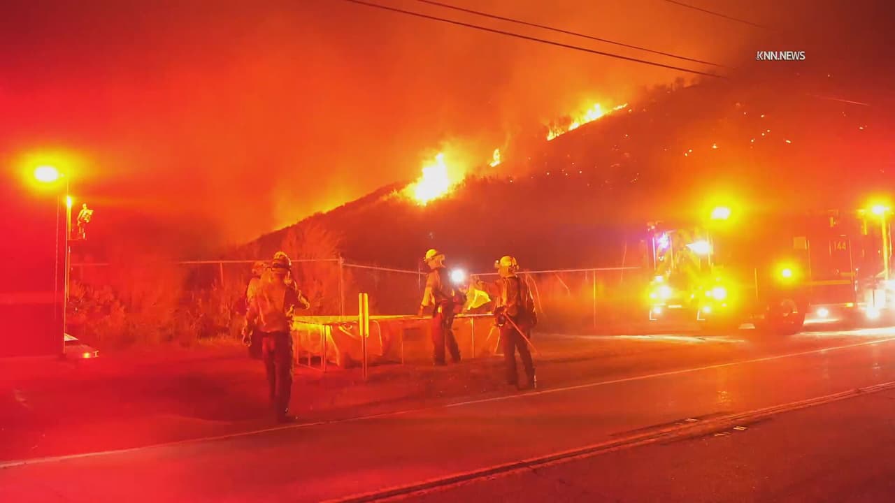 Southern California Edison informó que cerca de 35,000 clientes del condado de Los Ángeles estaban sin electricidad el viernes por la mañana debido a cortes preventivos relacionados con el riesgo de incendios y los fuertes vientos. No se había precisado cuántos de esos clientes estaban en Malibu. Las autoridades recomendaron seguir las actualizaciones por radio, incluida KBUU-FM en la frecuencia 99.1.