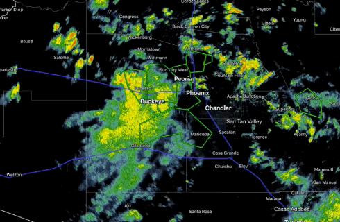 Las lluvias continúan produciendo fuertes lluvias e inundaciones repentinas en el centro y sur de Arizona esta tarde. Existen numerosas advertencias, autoridades recomiendan no conducir si es posible.