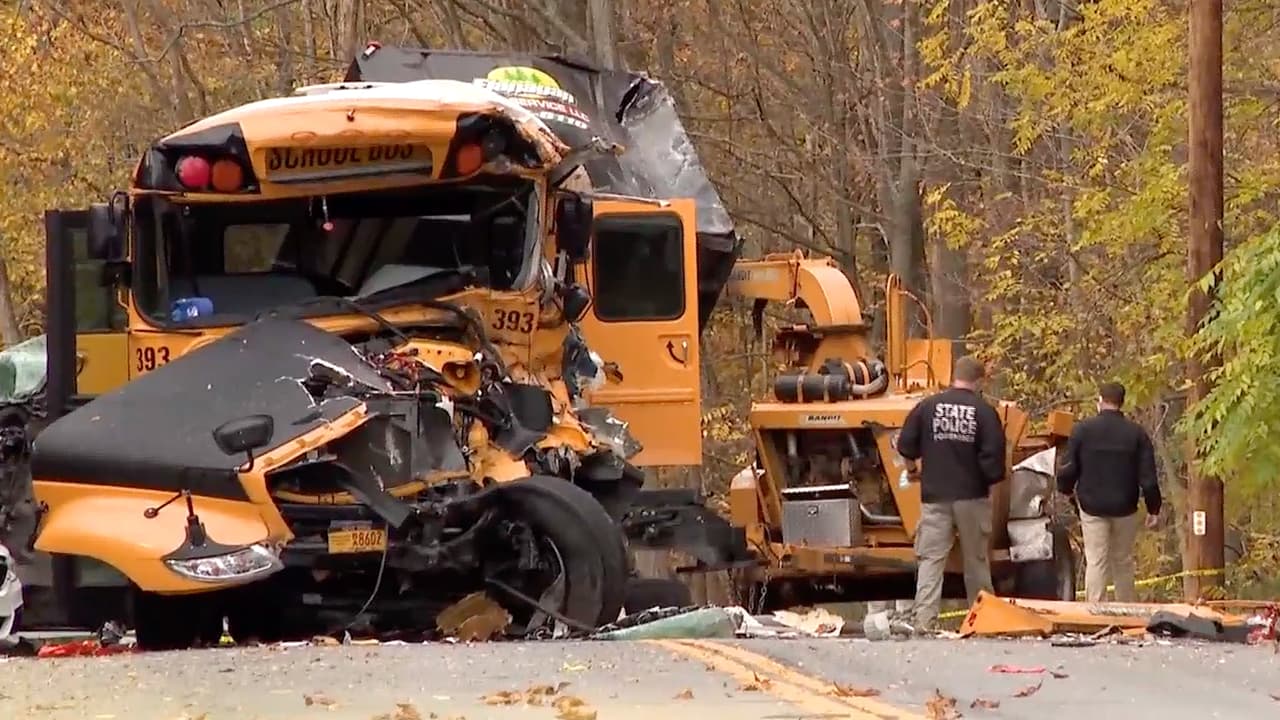 Tres heridos en estado crítico, incluida una niña, tras accidente de bus escolar en el condado de Orange