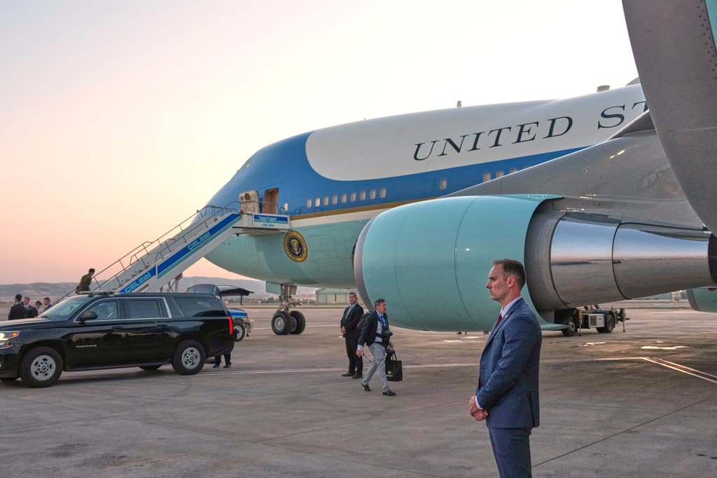 Donald Trump desata polémica al usar como señuelo un avión con periodistas ante una posible amenaza iraní