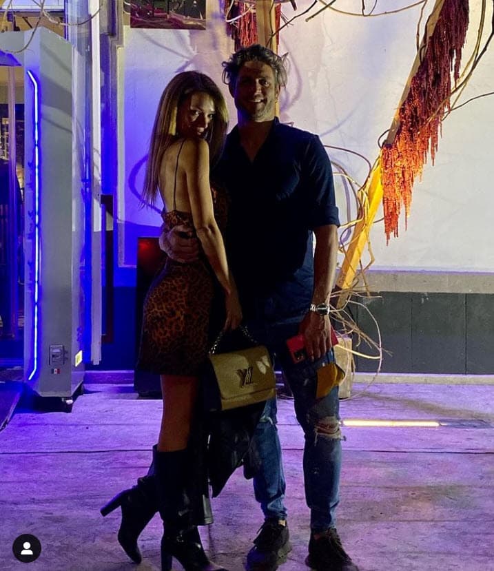 Según lo que él ha dicho, ella es arquitecta. En su cuenta de Instagram, Valero se presenta como una gustosa de correr, del arte y de cocinar.