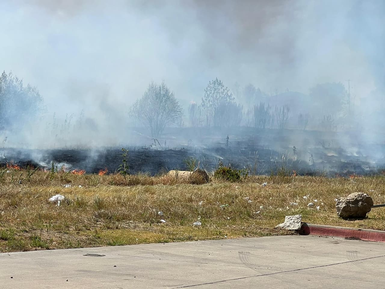 La Cruz Roja Americana informó que estará dando ayuda y asistencia legal a las familias afectadas por los incendios en el norte de Texas.