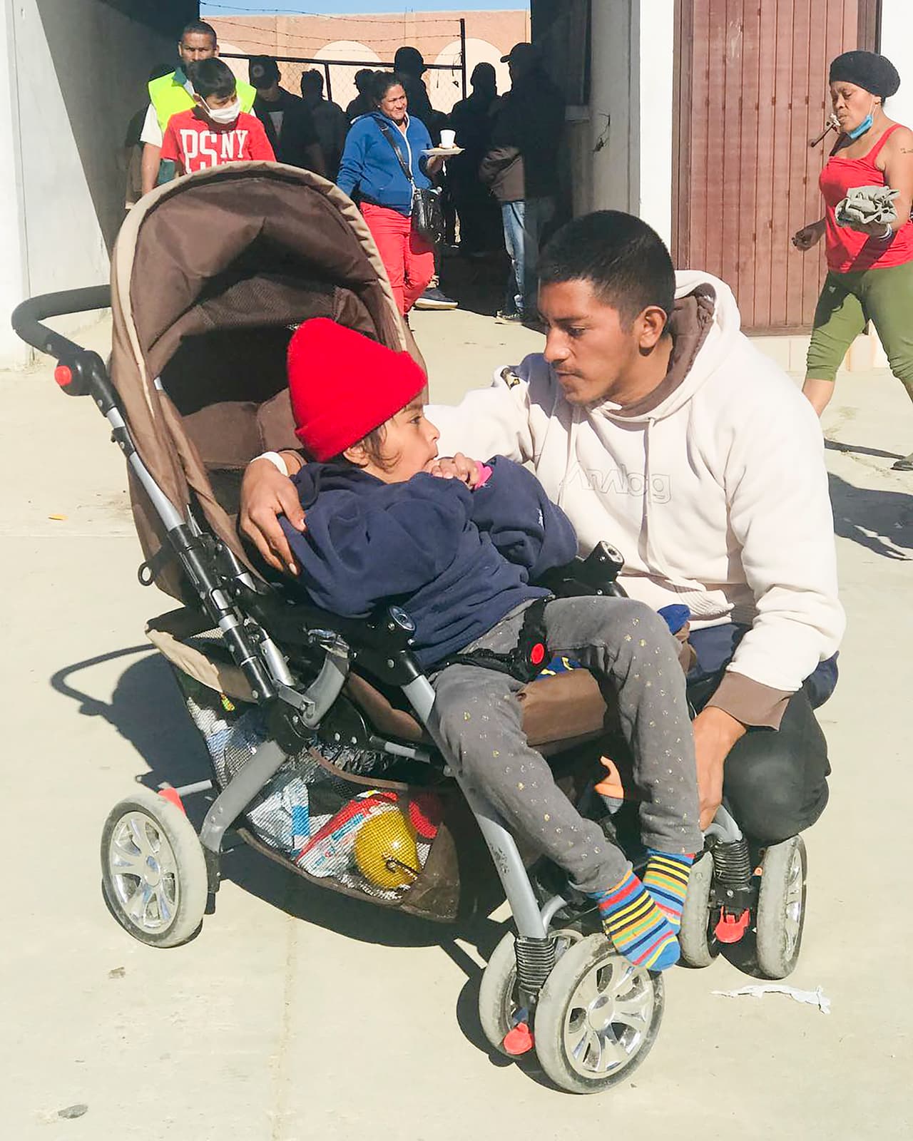Mark Lane, de Minority Humanitarian Foundation y Paola Mendoza, de Families Belong Together, conocieron a Matteu y a su hija en un albergue de Tijuana. Esperan respuesta de un hospital en Pasadena donde Lesly Dariela podría ser atendida.
