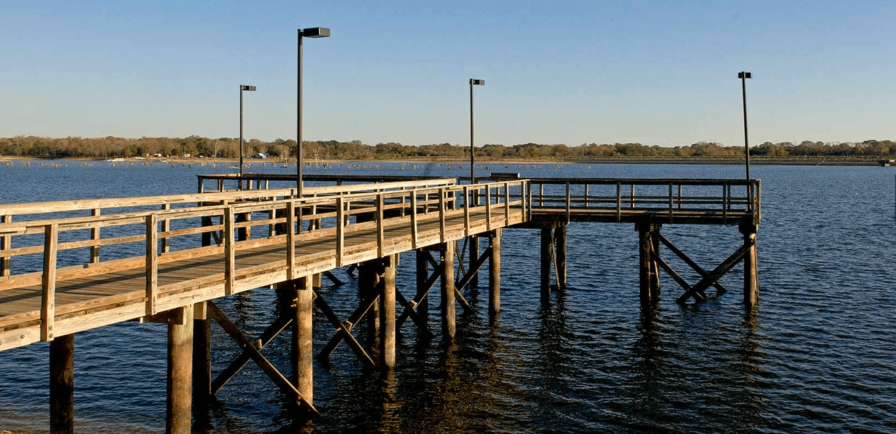 Los horarios son de 8 am a 10 pm y los costos de entrada son: Adultos $5 todo el día y los menores de doce años no pagan nada.
<br>