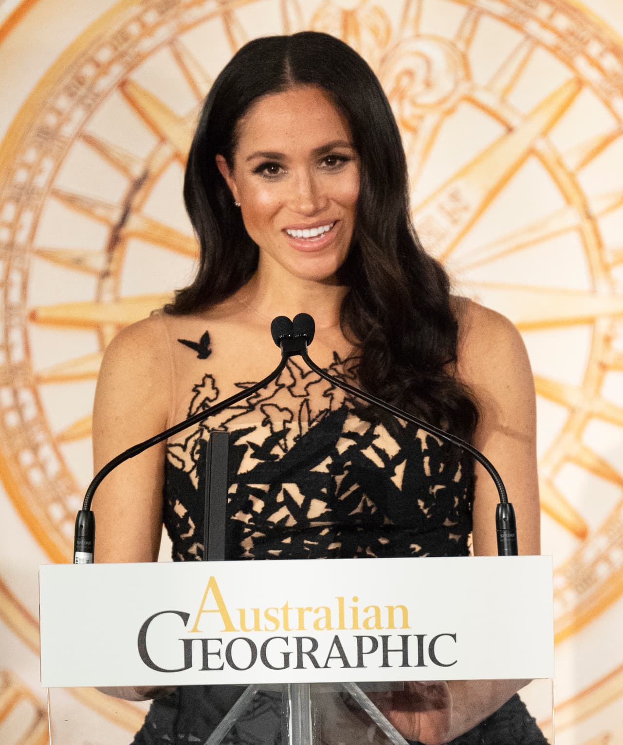 En esta imagen se aprecian los detalles del diseño, con las siluetas de los pájaros que parecen conformar el vestido al agruparse en una gran bandada oscura.