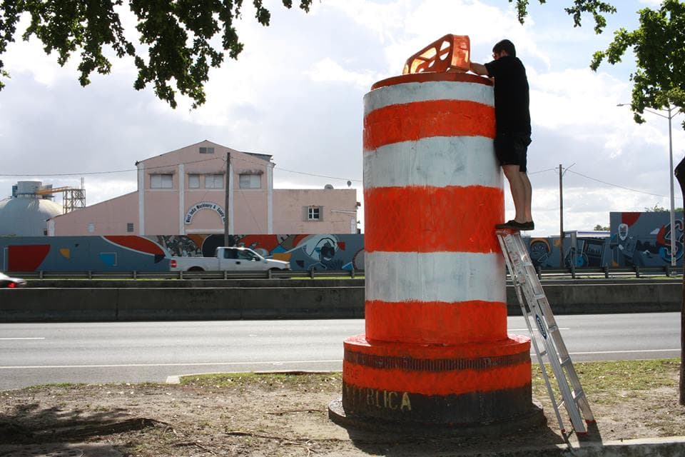 Un artista conceptual decidió llamar la atención por la sobresaturación de estos barriles en Puerto Rico creándole un 'monumento'.