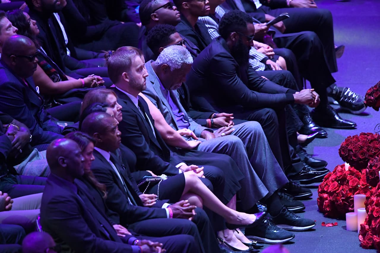 Entre los asistentes a la ceremonia se encuentra el basquetbolista James Harden (al fondo en la foto) y el exjugador Bill Russell, entro otras estrellas del deporte y el espectáculo.