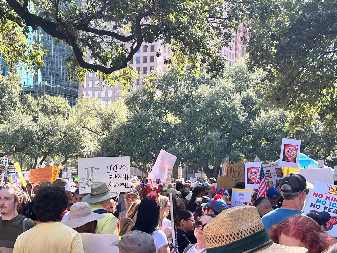 Univision 45 ha podido escuchar a cientos de manifestantes y organizadores, quienes
<b>denuncian lo que consideran medidas autoritarias impulsadas por la Administración de Donald Trump.</b>