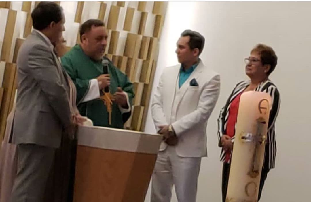 Así que puso manos a la obra y
<b> a la semana de pedir su mano hizo el trámite para ser bautizado</b> por la iglesia, ya que Edwin no tiene ningún sacramento religioso, requisito indispensable para casarse por la iglesia.