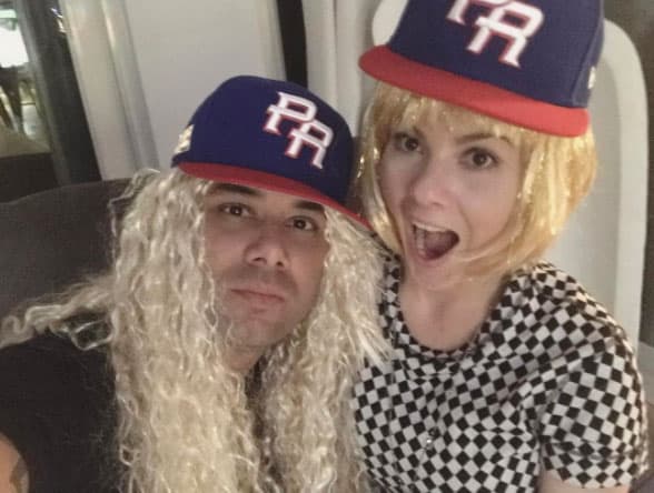 "Lo que tenemos que hacer los calvos", bromeó Wisin, con tal peluca rubia.