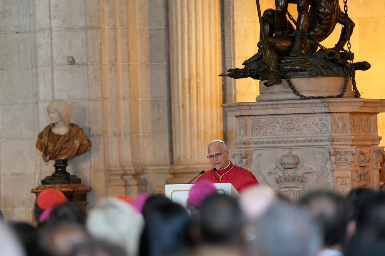 El papa León XIV pronuncia un discurso durante un encuentro con autoridades políticas y religiosas españolas, empresarios, entre otros, en el Salón de Columnas del Palacio Real de Madrid.