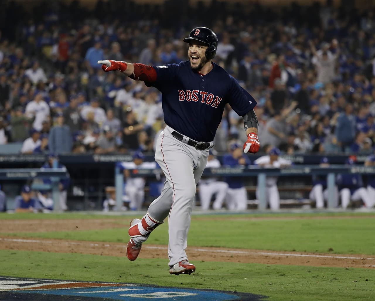 Con Pedro Báez como lanzador, Steve pearce conectó su segundo palo de vuelta entera de la noche, un batazo por el izquierdo, sin gente en base, que amplió a 5-1 el margen para Boston.