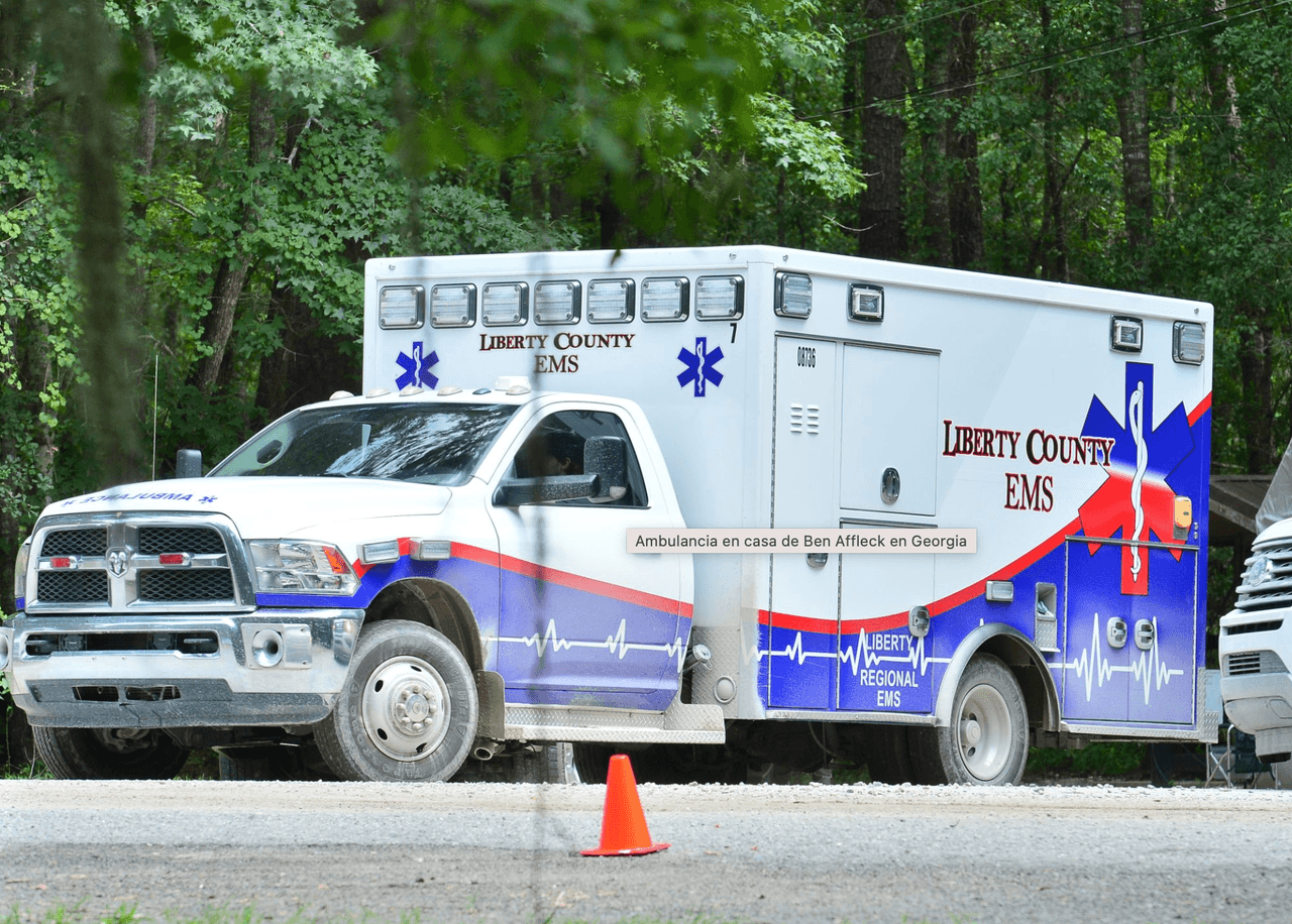 <h3 class="cms-H3-H3">El accidente</h3>
<br>
<br>Una ambulancia llegó a la mansión del actor, y se desconocía quién era el paciente que transportó hacia un hospital. Todo parece indicar que se trata de la madre de Ben Affleck, quien sufrió un accidente, en medio de la gran fiesta. Aunque no se conocen detalles de lo que sucedió, se especula que fue causado por un corte en la pierna, horas después de finalizada la gran fiesta se supo que la madre del actor salió del hospital en una silla de ruedas.