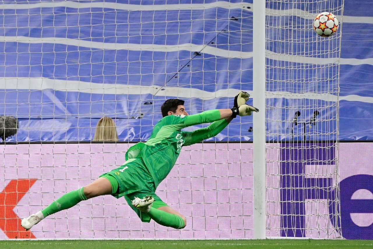 El portero Thibaut Courtois fue fundamental para que no cayera el arco en la primera mitad.