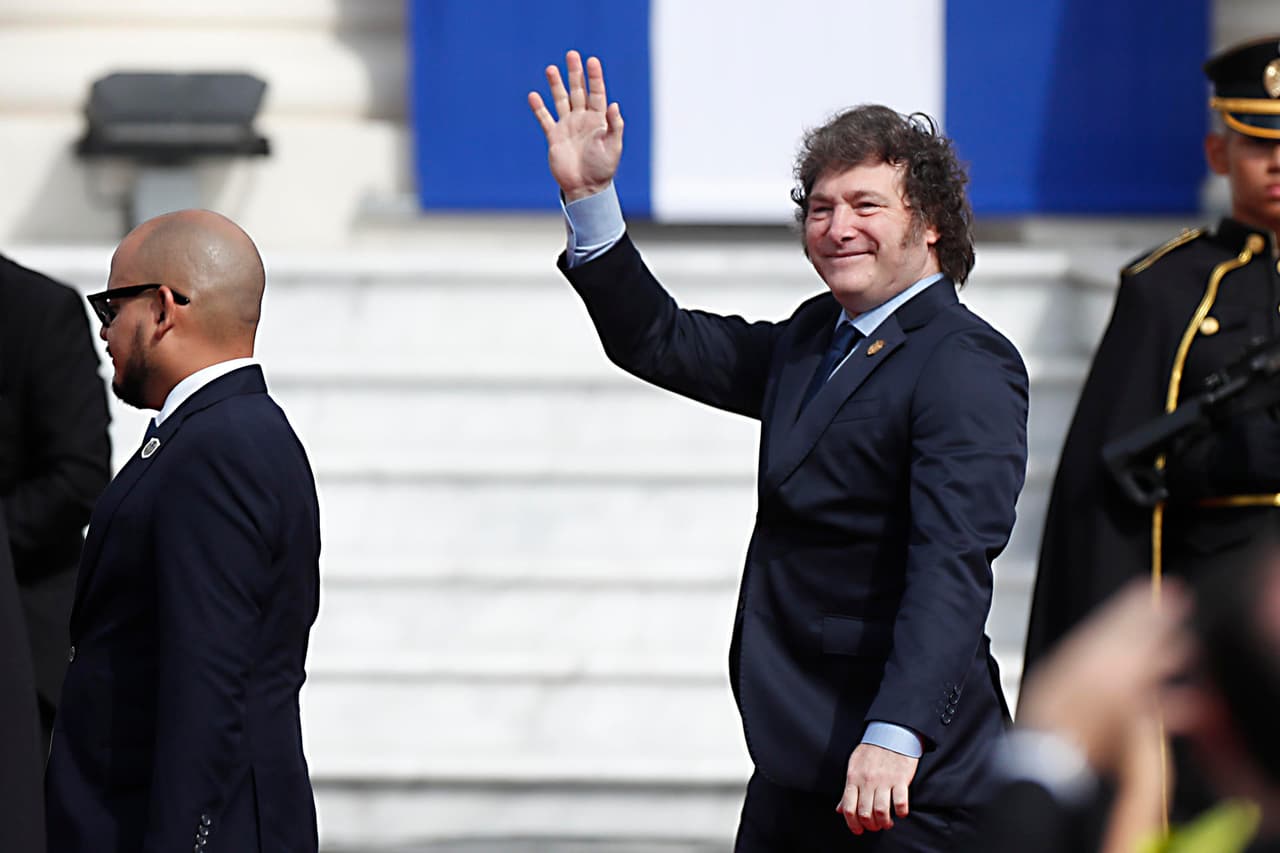 El presidente de Argentina, Javier Milei, llega para participar en la ceremonia de investidura del presidente salvadoreño, Nayib Bukele, este sábado en la Plaza Gerardo Barrios de San Salvador.