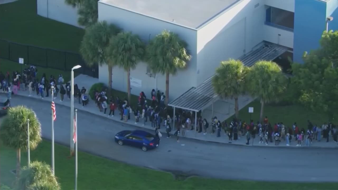 Primer día con detectores de metales en las escuelas de Broward: largas filas y retrasos