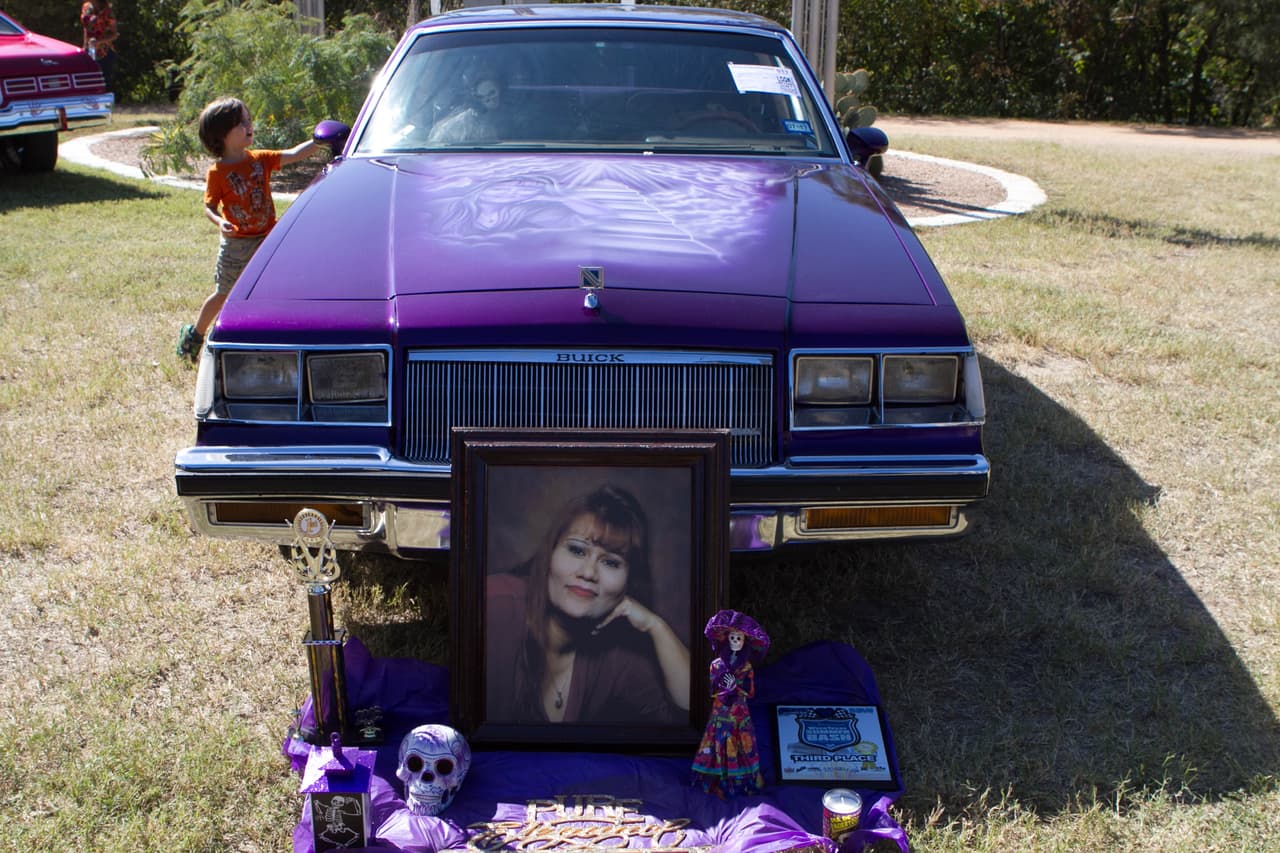 Altares, música, piñatas, papel picado, exhibición de autos antiguos, calaveras, pan de muerto y caritas y manitas pintadas hicieron parte del evento del 'Día de los Muertos' organizado en el Centro Cultural Mexico-Americano de Austin.