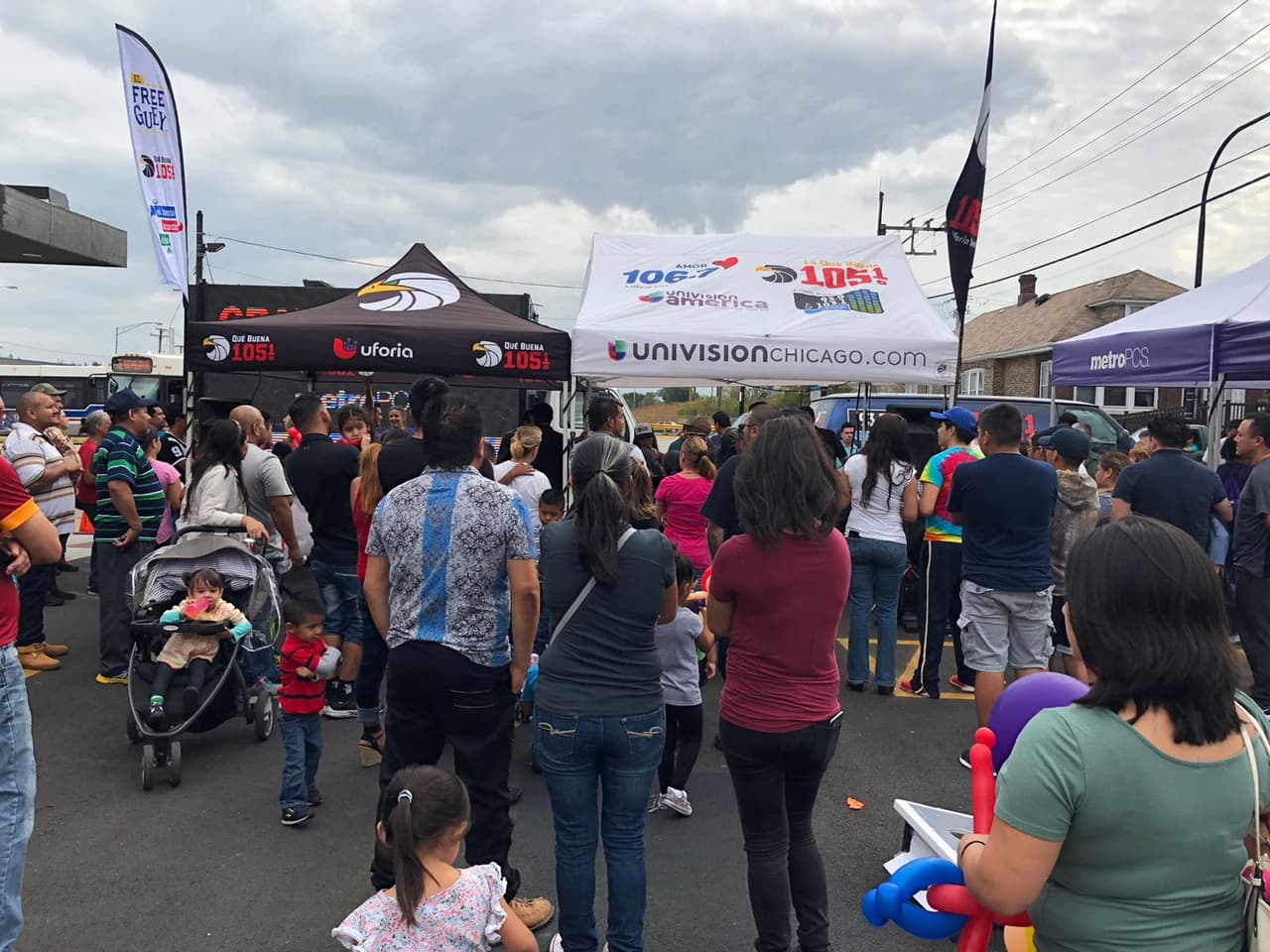 Los locutores agradecieron a todas las personas que se dieron cita en Cicero, IL por ser fieles radioescuchas del Free-guey show.