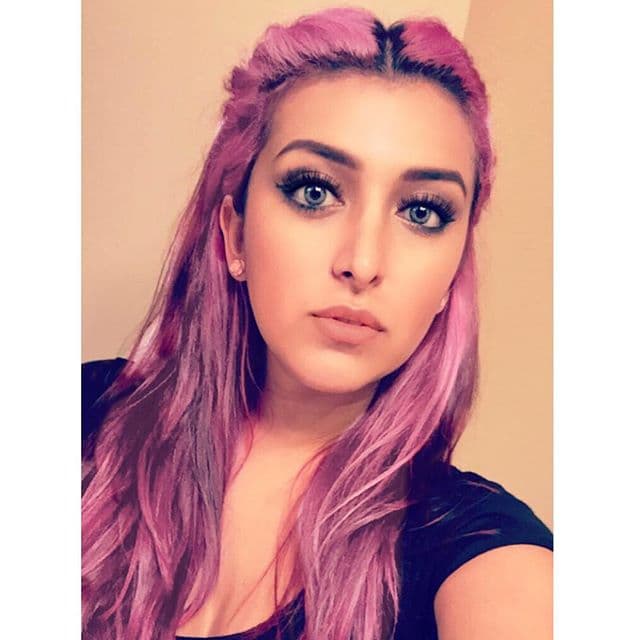 Le gusta experimentar con diferentes colores en su cabello.