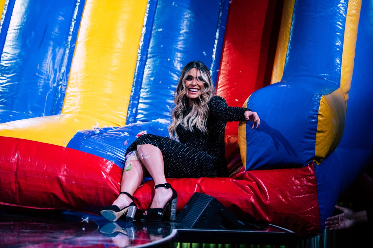Con las piernas embarradas y muerta de risa, Galilea se sentó en la orilla del inflable para reincorporarse a la conducción del programa.