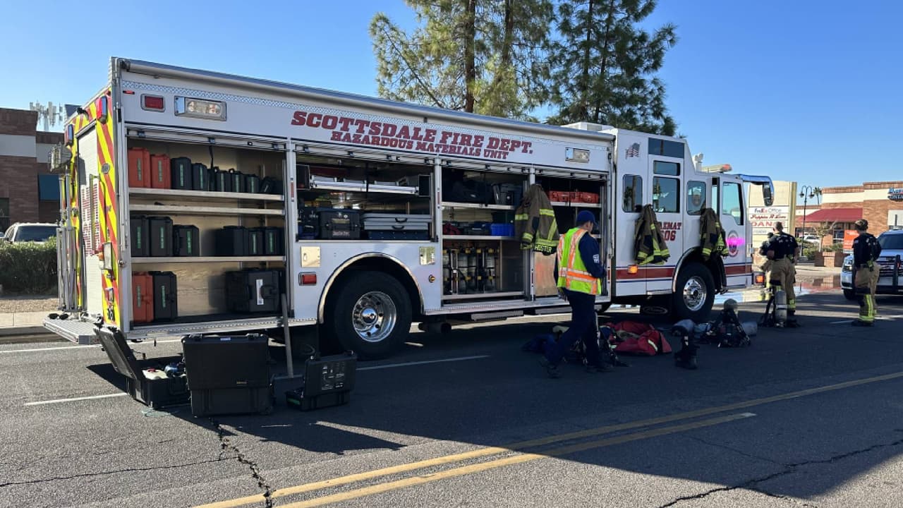 Bomberos de Phoenix, Glendale y Scottsdale fueron enviados al lugar aproximadamente a las 9:45 a.m. tras recibir informes de una explosión.