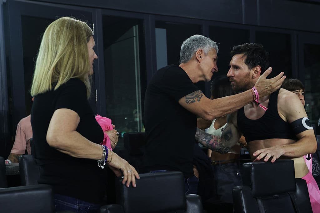 Lionel Messi con sus padres Jorge Messi y Celia Cuccittini.